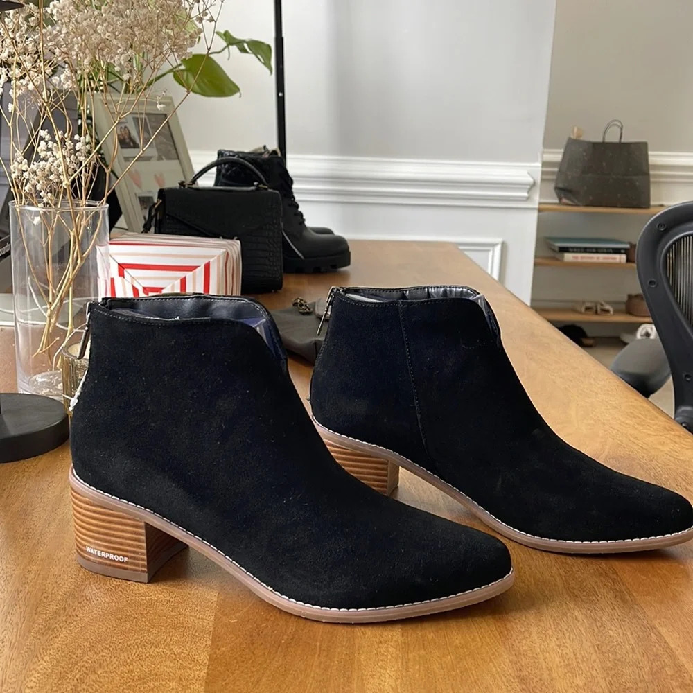 Black waterproof boots size 6.5 7 8.5 10
